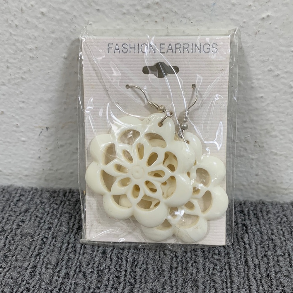 Fashion Earrings Womens Ivory Flower Cutout Dangling Drop Earring New